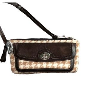 Coach tan & white houndstooth leather wristlet with hang tag